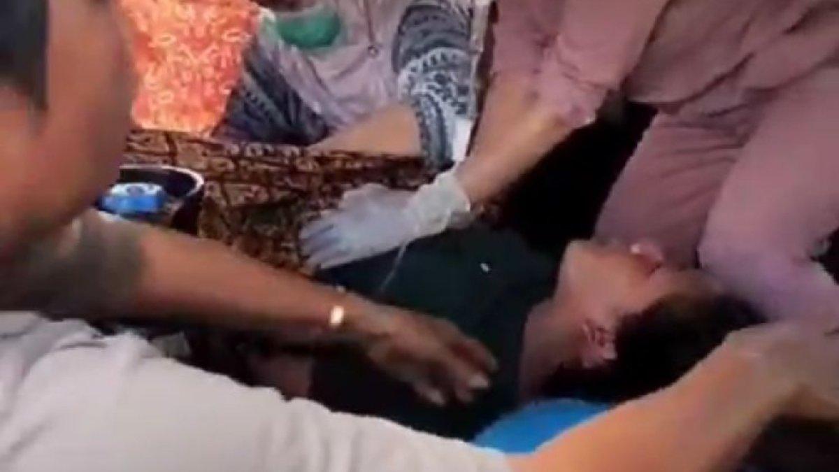 Detik-detik ibu hamil lahiran di dalam mobil gegara jalan rusak