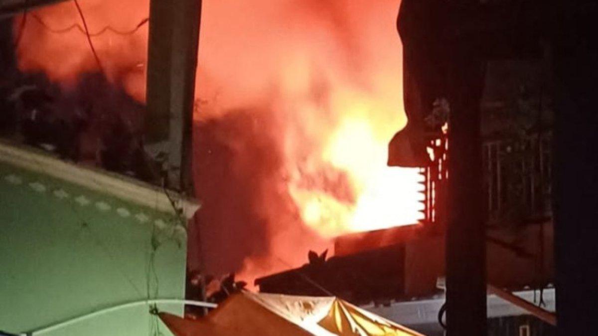Detik-detik kebakaran melanda rumah warga di Jalan Maccini Tengah Lorong 4, Kelurahan Maccini Parang, Kecamatan Makassar, Sulawesi Selatan (Sulsel) pada Minggu (22/10/2023) malam
