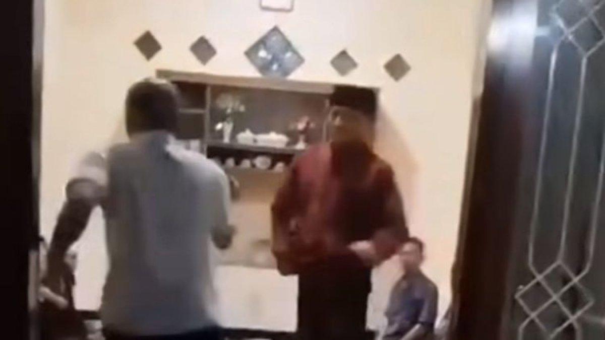 Detik-detik pelaku saat membacok korban di rumahnya