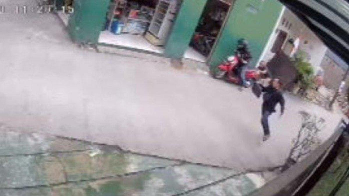 Detik-detik rekaman CCTV memperlihatkan dua pelaku pencurian rumah kosong kepergok warga saat beraksi di Jalan Swakarsa 3, Jatibening Baru, Kecamatan Pondok Gede, Kota Bekasi, Jawa Barat, Rabu (23/8/2023).