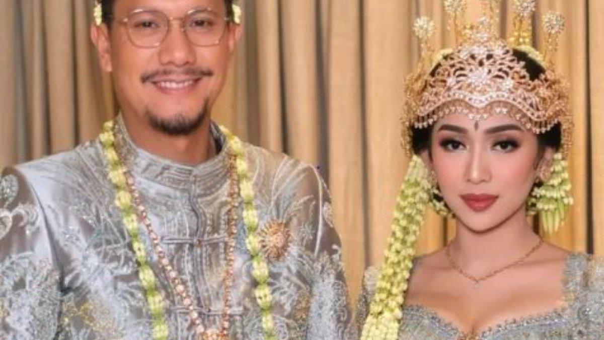 Dewi Andarini manglingi kenakan kebaya
