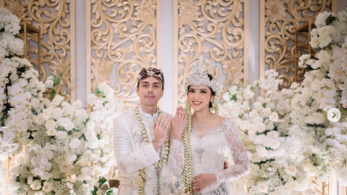 Dewi Paramita kini menjadi perbincangan publik lantaran dinikahi oleh kekasih hatinya bernama Donnie di The St. Regis Jakarta, Minggu (22/12/2024).