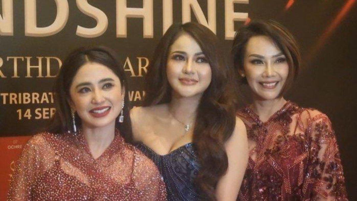 Dewi Perssik mendapat hadiah gaun cantik senilai Rp 100 juta dari penggemarnya.