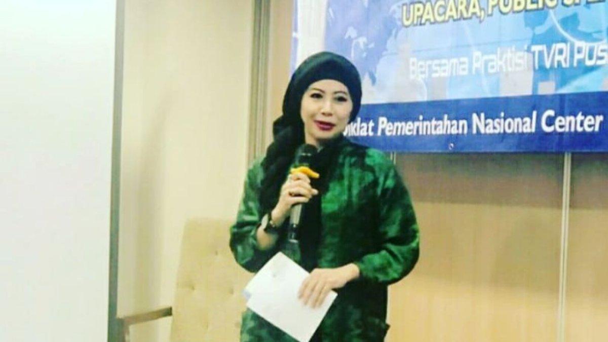 Dhonie Imansari kini berhijab dan jadi dosen public speaking