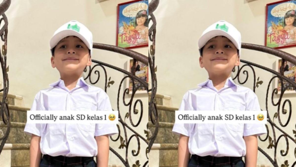 MOMEN MASUK SEKOLAH - Di hari pertamanya masuk sekolah, Arrasya anak Tasya Kamila tampil menggemaskan memakai seragamnya.