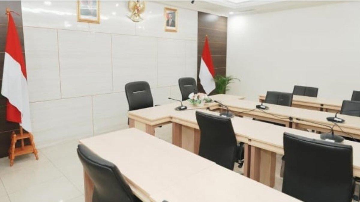 Di kantor Utusan Khusus Presiden juga ada ruang konferensi yang luas. 