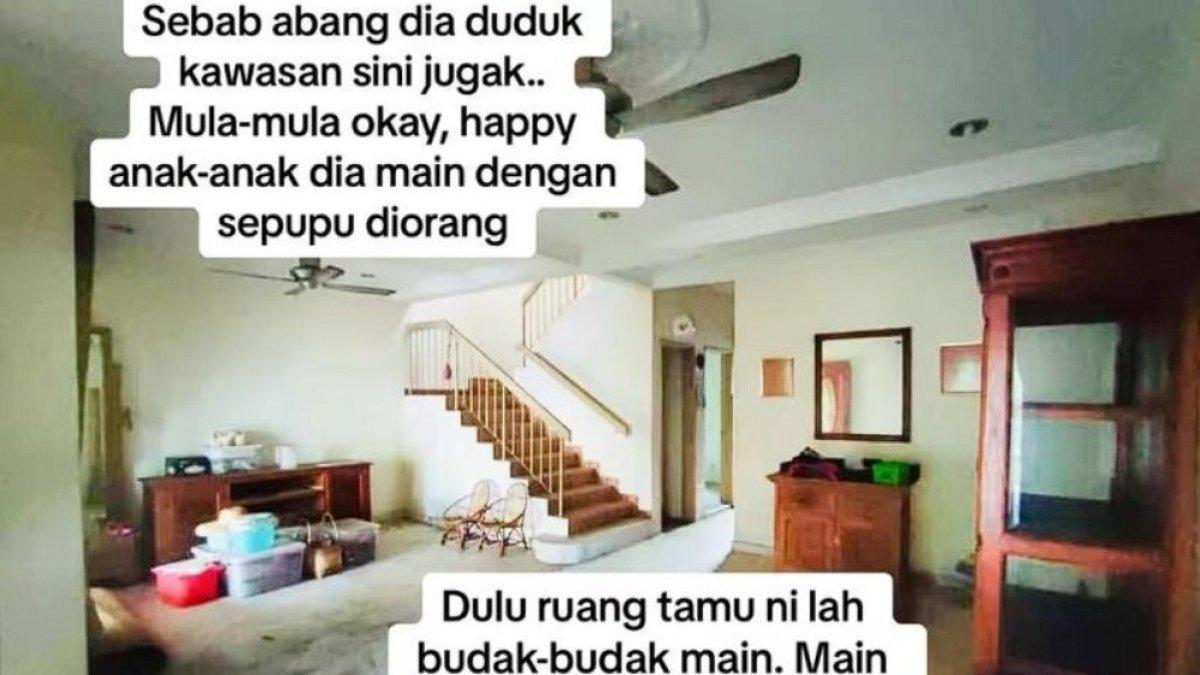 Di ruang tamu, anak-anak biasa bermain