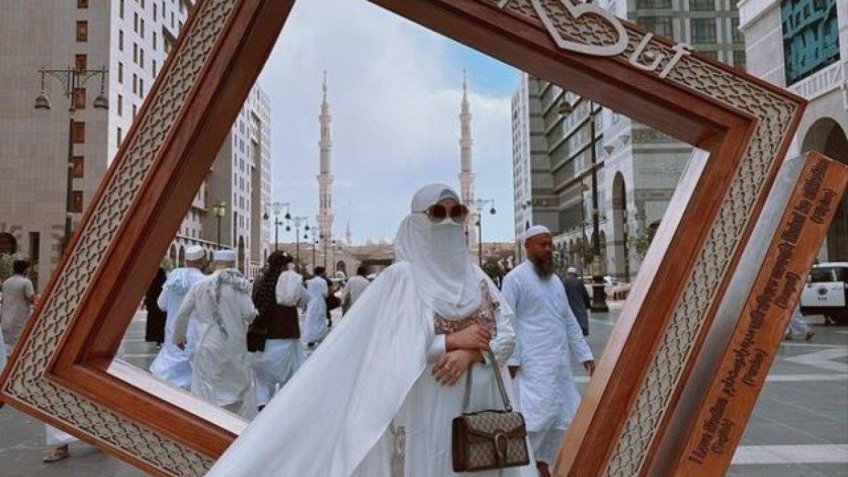 Di tengah kontroversinya soal dirinya disebut nistakan agama, gaya Isa saat umrah banyak disorot.