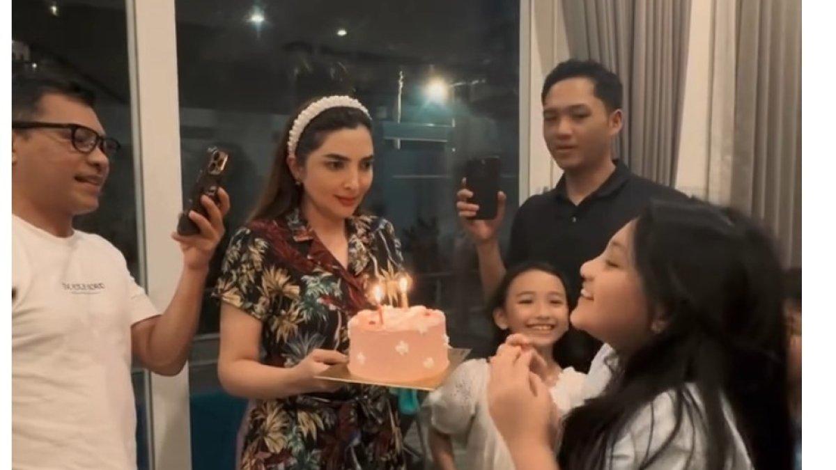 Di usianya ke-10 tahun, Arsy mendapatkan kejutan dari keluarganya.