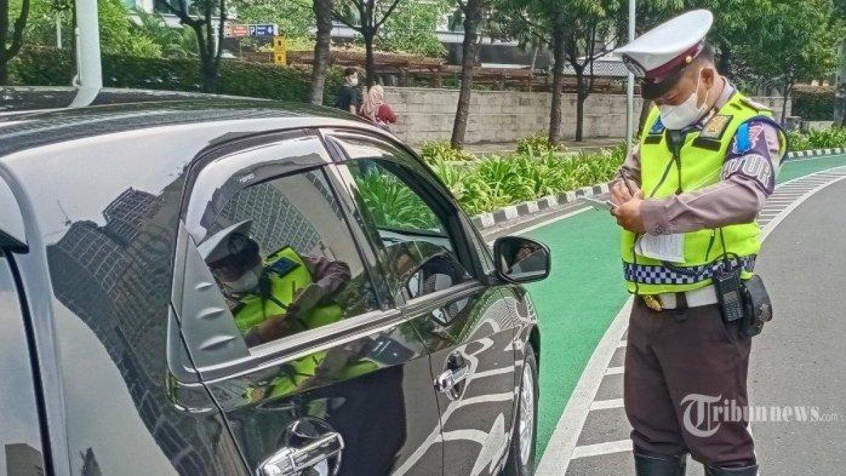Dia secara aktif menghentikan pengemudi