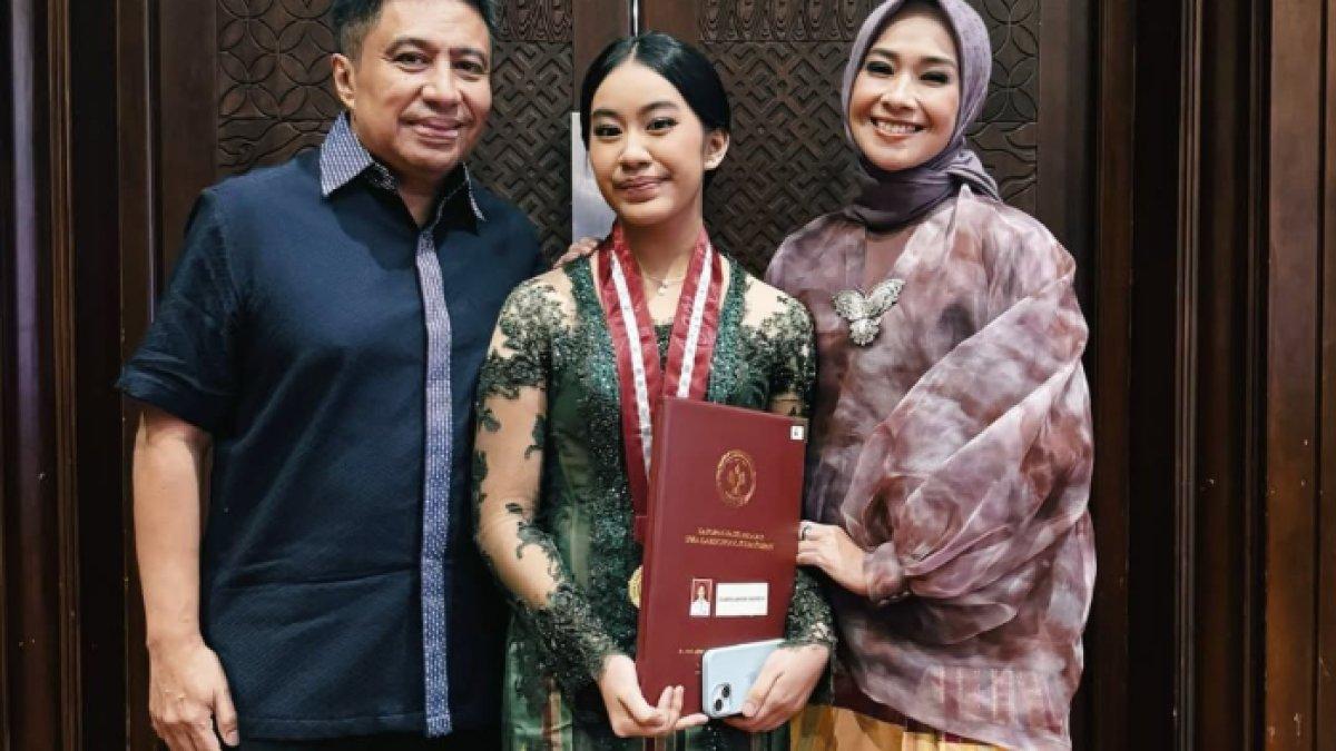 ANAK ALYA ROHALI - Diarra Annisa Rachbini, anak kedua Alya Rohali, diterima di Universitas Indonesia jurusan Ilmu Komunikasi.