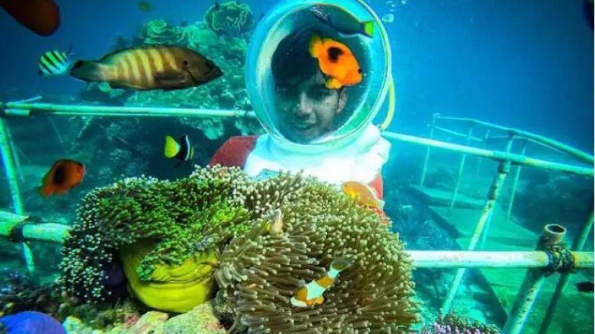 Dimas Ahmad juga melakukan eksplorasi bawah laut.