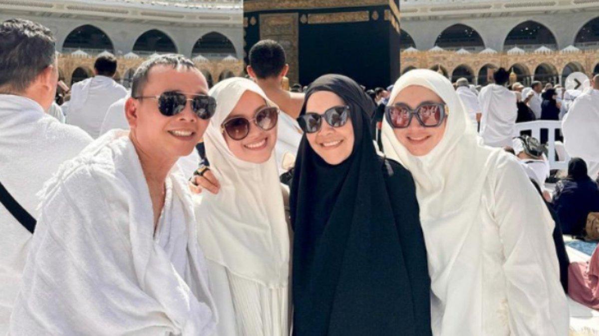 Dinar dan sang ibu umroh bareng Abdul Rozak dan Umi Kalsum