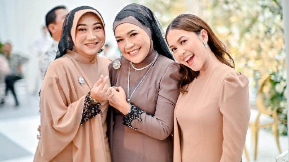Dinar tampil memikat di pertunangan Fardhana dan Ayu