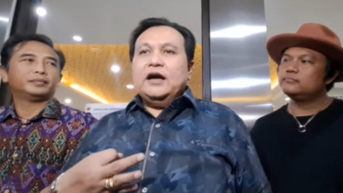 Diwakili Minola Sebayang selaku kuasa hukum, Ari melaporkan Agnez Mo ke Bareskrim Polri