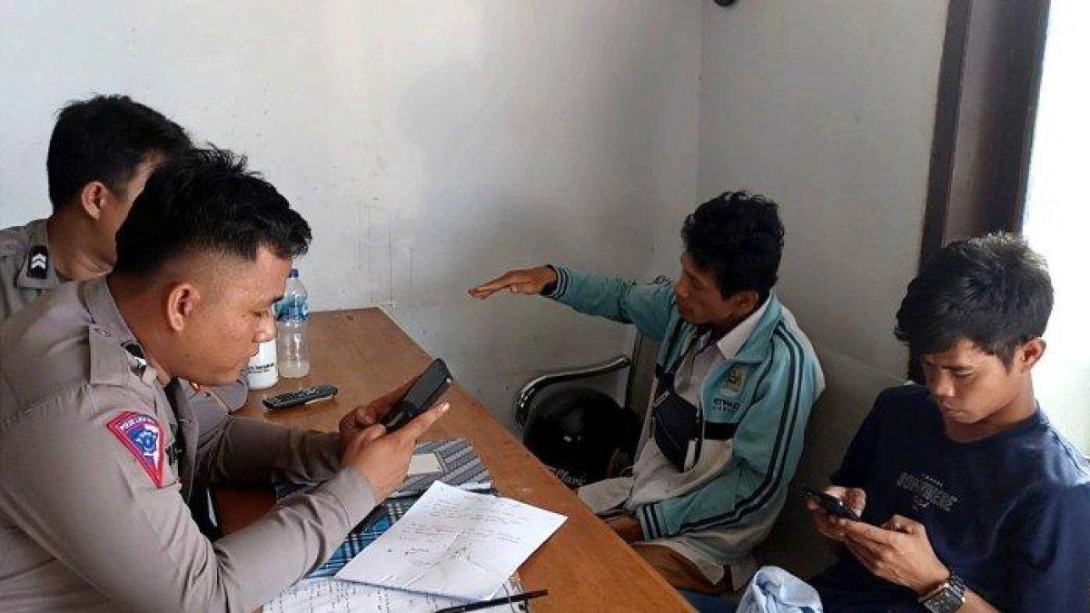 Dodi Saputra (30) sopir ambulans puskesmas Kabupaten Lebong masuk jurang saat memberikan keterangan di Polres Bengkulu Tengah