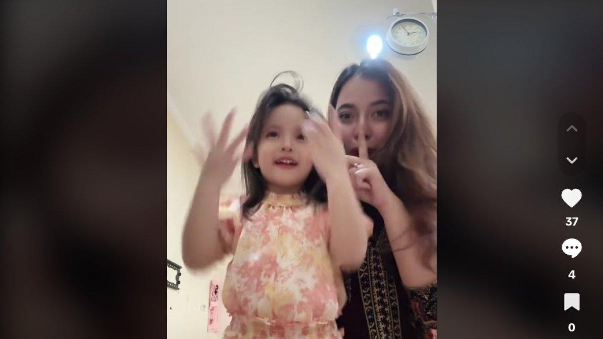 Dokter K sering membuat konten bareng anak perempuannya tersebut.