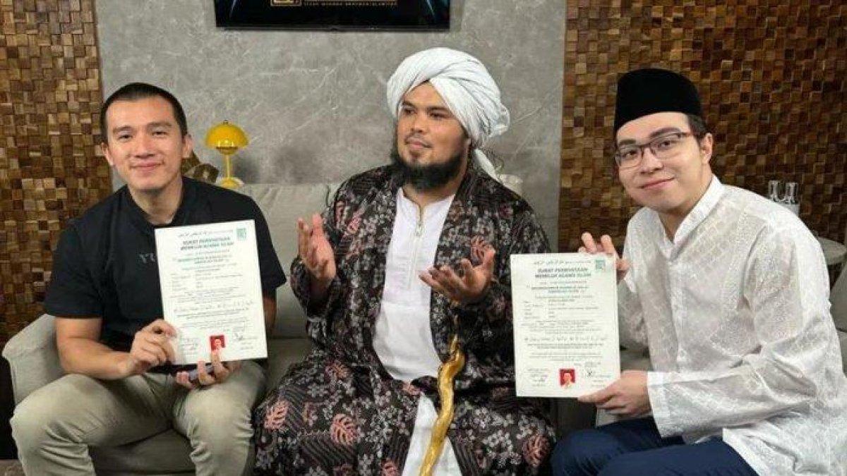 RICHARD LEE MUALAF - Dokter Richard Lee resmi masuk Islam ditemani Ustadz Derry Sulaiman dan Ustadz Felix Siauw.