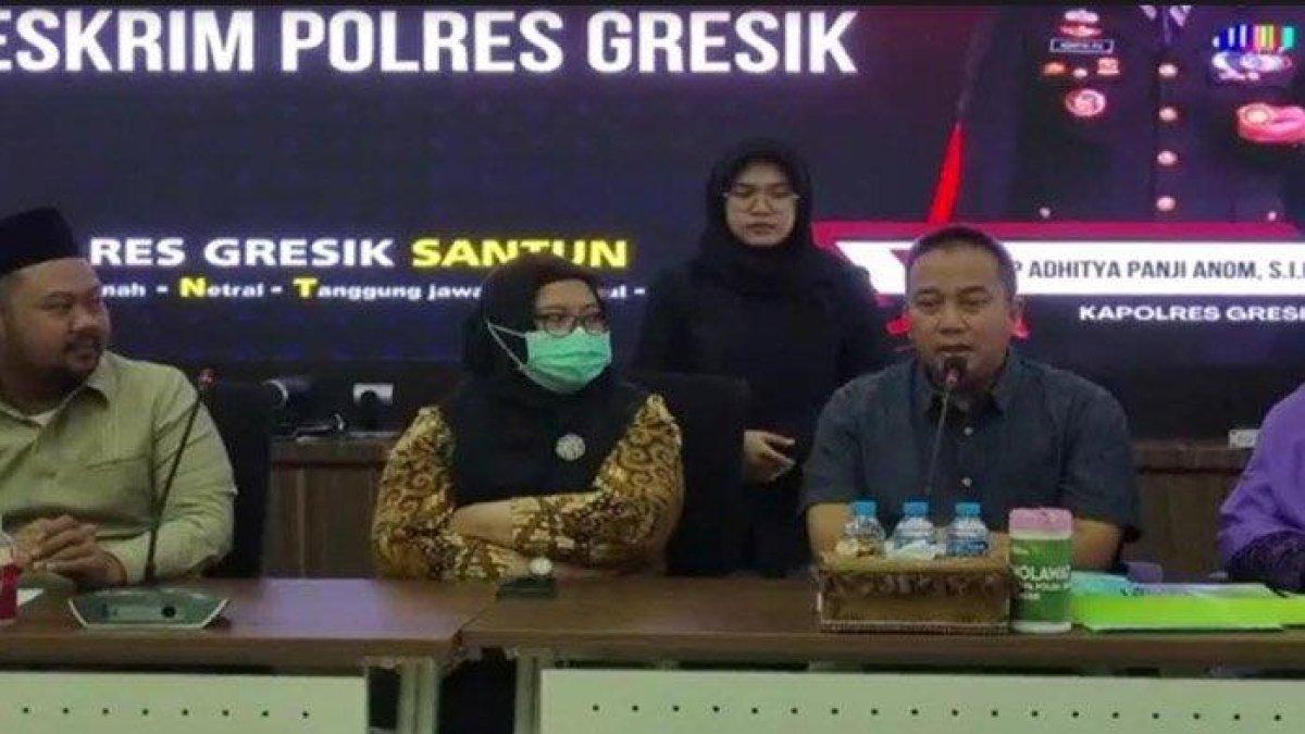 Dokter Spesialis Mata dari RSUD Ibnu Sina Gresik dr Bambang Tuharianto SpM menyampaikan hasil MRI