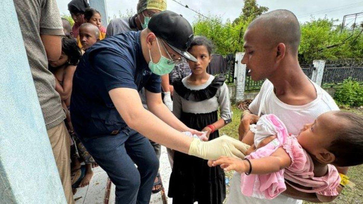 Ardi Santoso, dokter asal Solo beri pengobatan gratis ke pengungsi Rohingya. Ia merogoh kocek sendiri untuk berangkat ke Aceh.