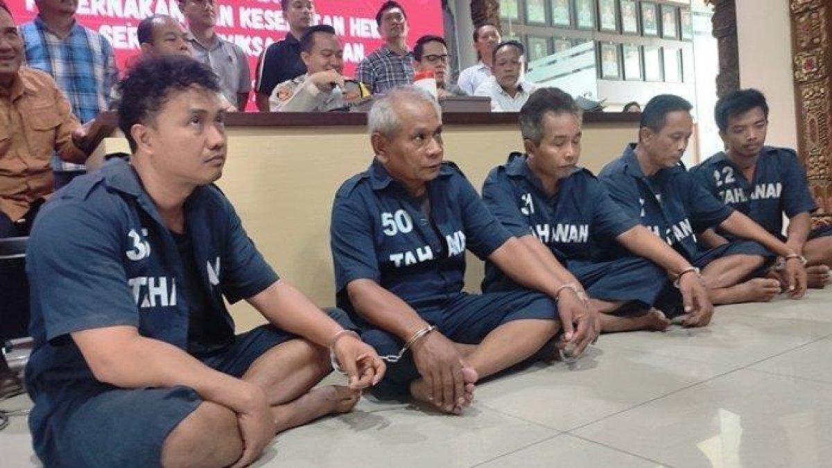 Donal Harianto (duduk paling kiri) penyuplai ratusan ekor anjing ke wilayah Solo Raya bersama empat temannya.