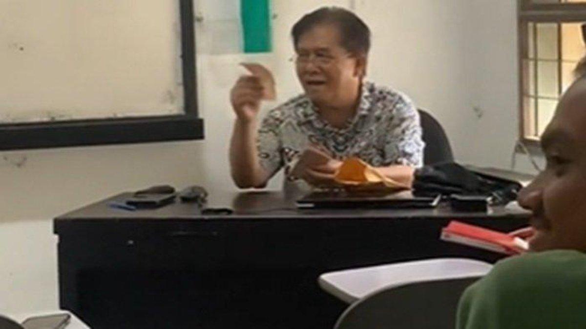 Dosen Univesitas Andalas Bagi THR ke Mahasiswa