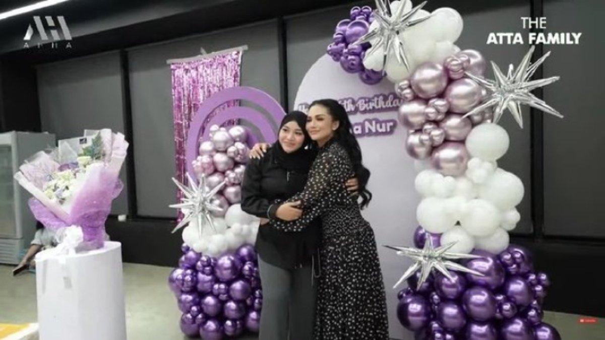 Dresscode ultah Aurel berwarna hitam