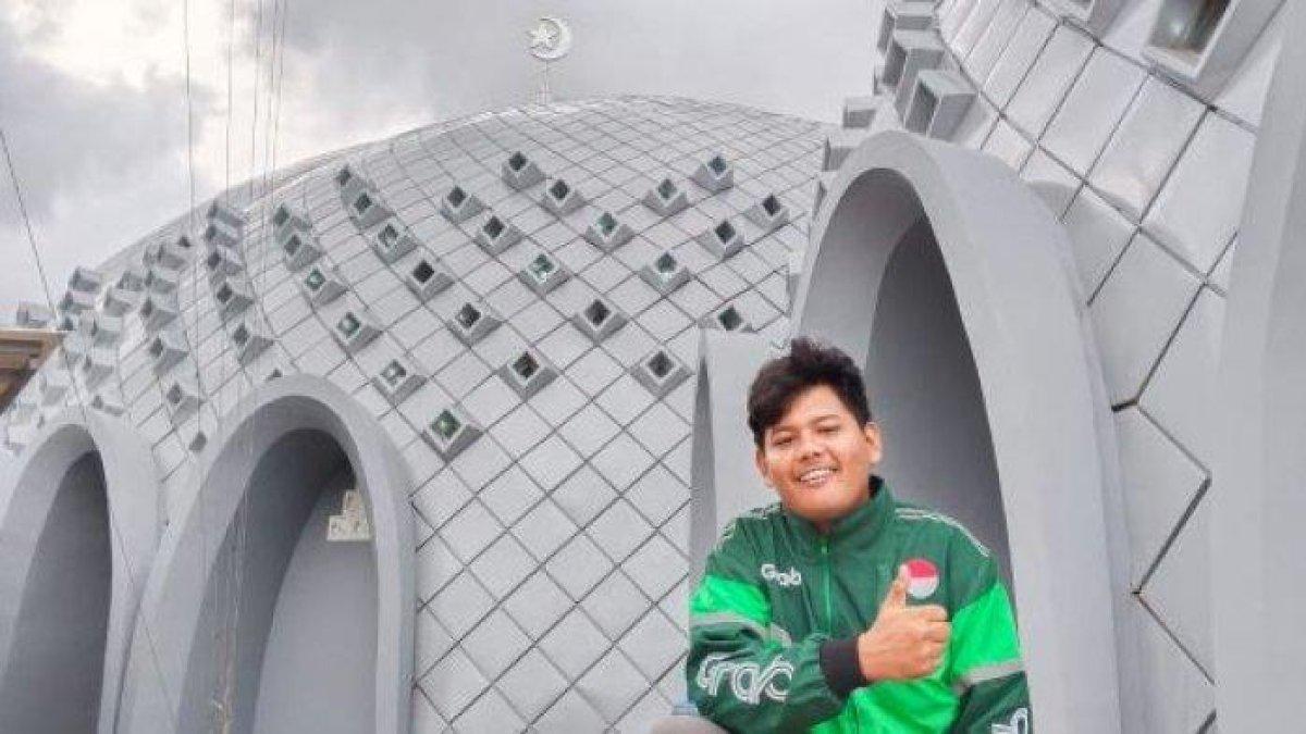 Driver ojol pasang penangkal petir di Masjid Agung Kubah Timah.