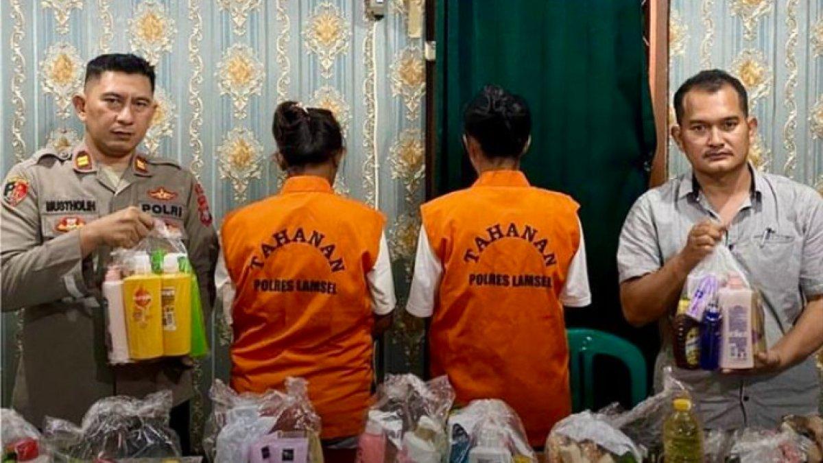 Dua emak-emak yang ditangkap polisi karena mencuri kosmetik di 7 minimarket di Lampung Selatan