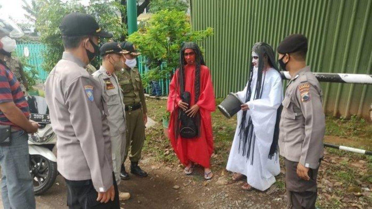 Dua orang berpakaian seperti hantu kuntilanak terjaring razia petugas Satpol PP Kota Pekalongan dan Sat Binmas Polres Pekalongan Kota.