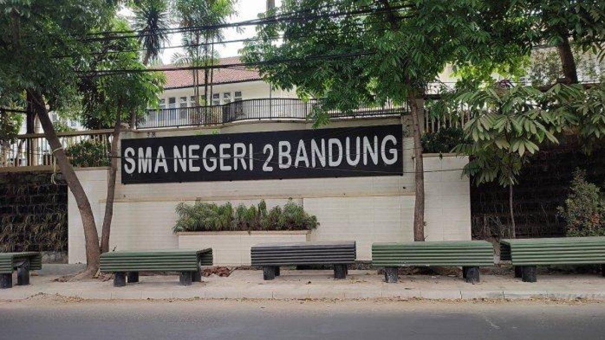 Dua pelajar SMAN 2 Bandung terjatuh dari lantai 2 gedung sekolah