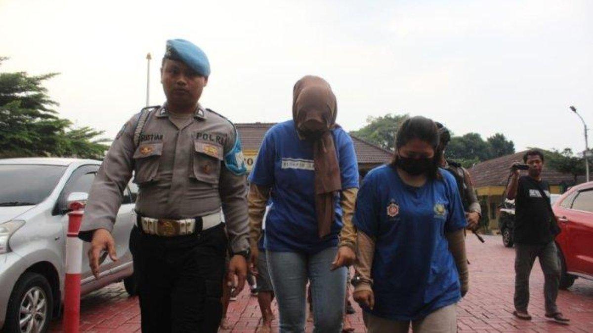 Dua peremppuan yang tipu 54 orang dengan modus arisan online di Mako Polresta Bogor Kota, Sabtu (5/4/2023) petang.