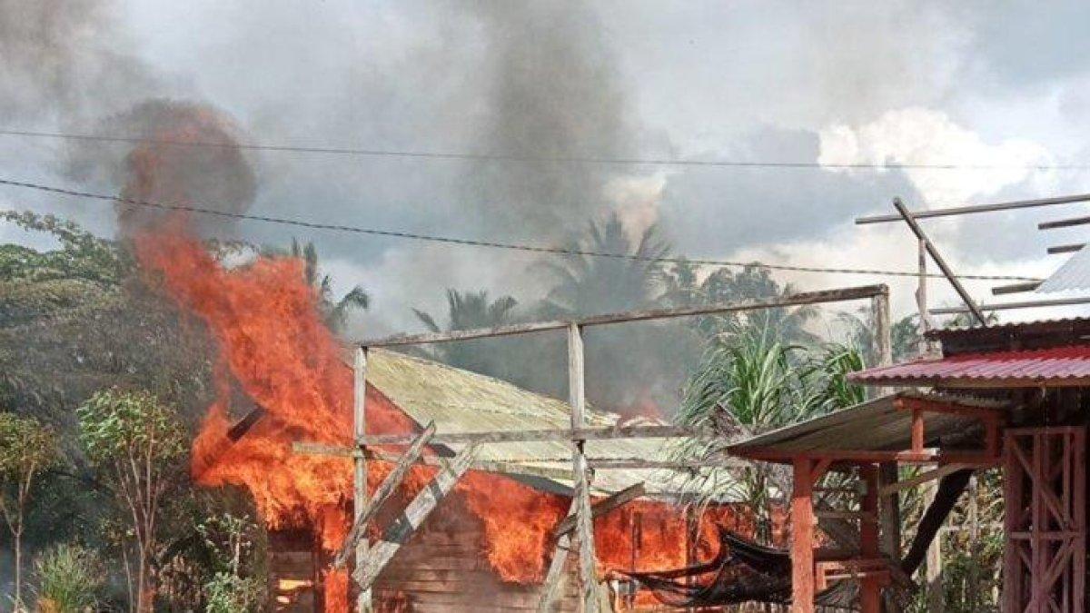 Dua rumah warga habis terbakar di Dusun Irigasi, Gampong Lhok Kulam, Kecamatan Jeunieb, Kabupaten Bireuen, Minggu (17/12/2023).