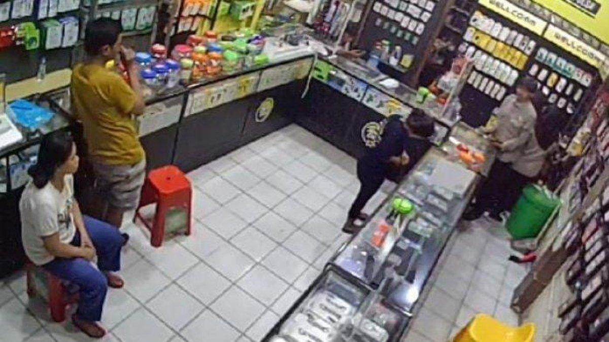 Dua sejoli terekam asyik berciuman saat beli pulsa di konter
