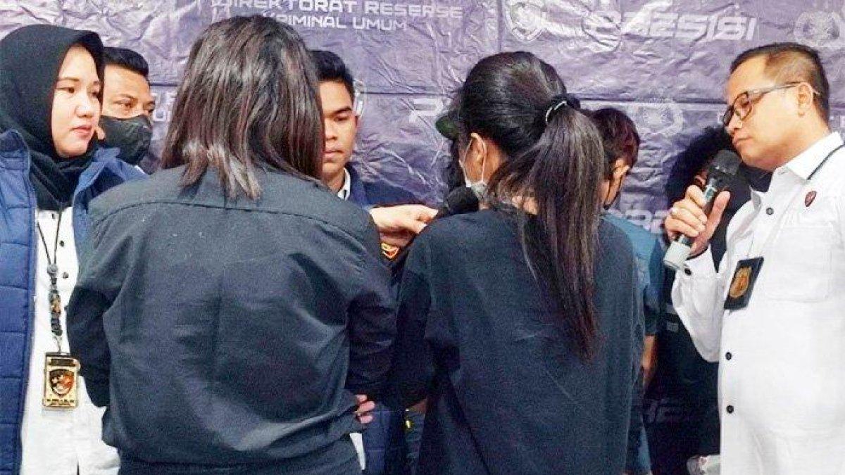 Dua siswi SMP yang duel dengan senjata tajam jenis celurit akhirnya ditetapkan menjadi tersangka