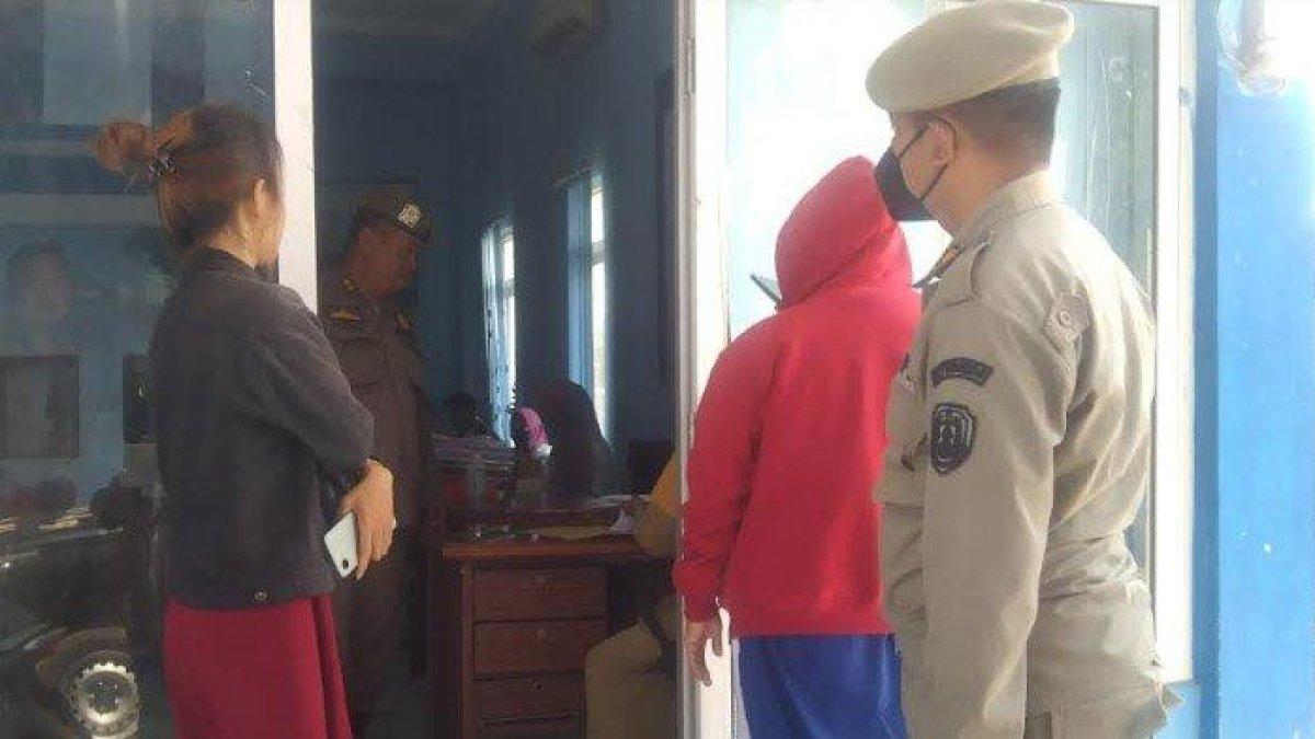 Dua wanita yang terjaring razia dikirim ke Dinas Sosial Pemkab Situbondo.