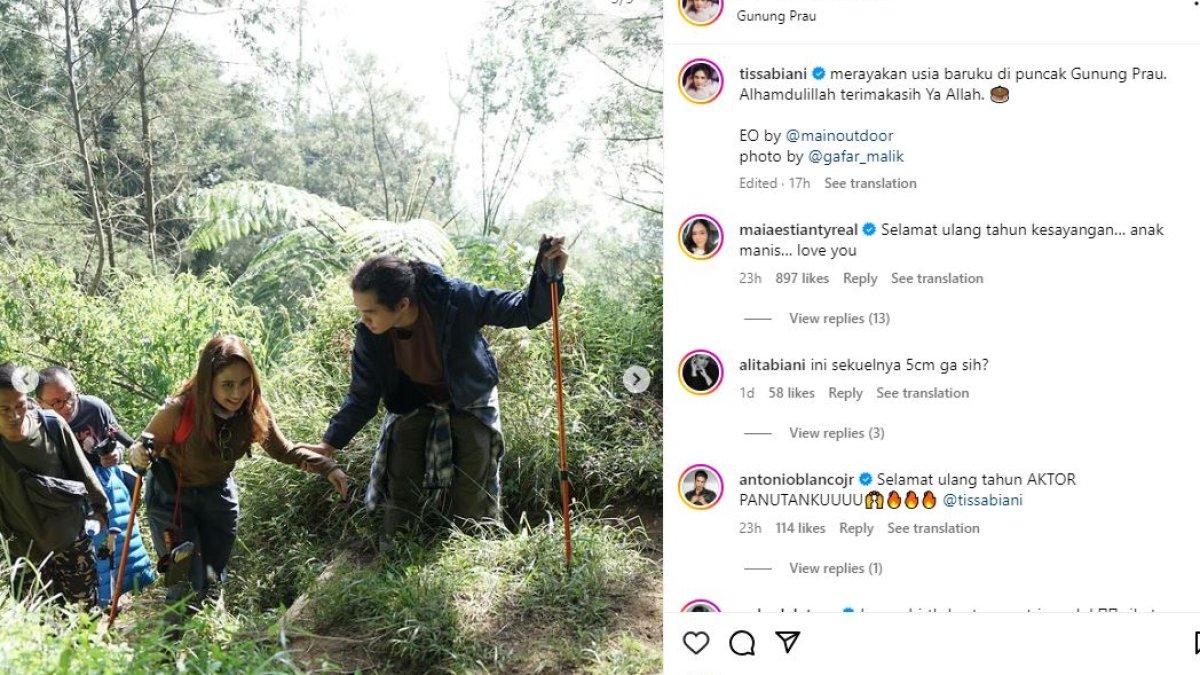 Dul jaelani menggandeng tangannya menuju puncak Gunung Prau.