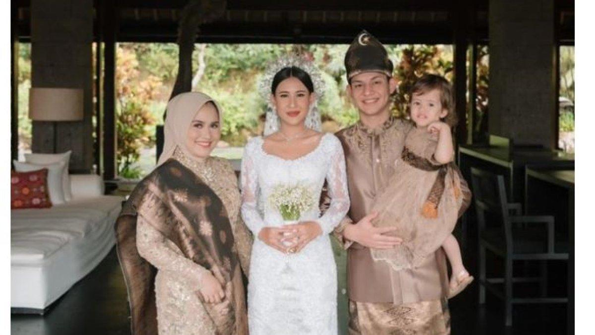 SOSOK KAKAK LAKI-LAKI SHENINA - Berbeda dengan adiknya, Dyoza memilih jalur profesi yang jauh dari dunia entertainment, yakni menjadi seorang dokter.