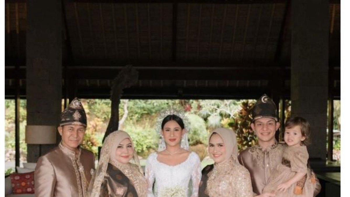 SOSOK KAKAK LAKI-LAKI SHENINA - Dyoza yang sudah berkeluarga ini menikahi Yunita, seorang wanita yang juga berprofesi sebagai dokter.