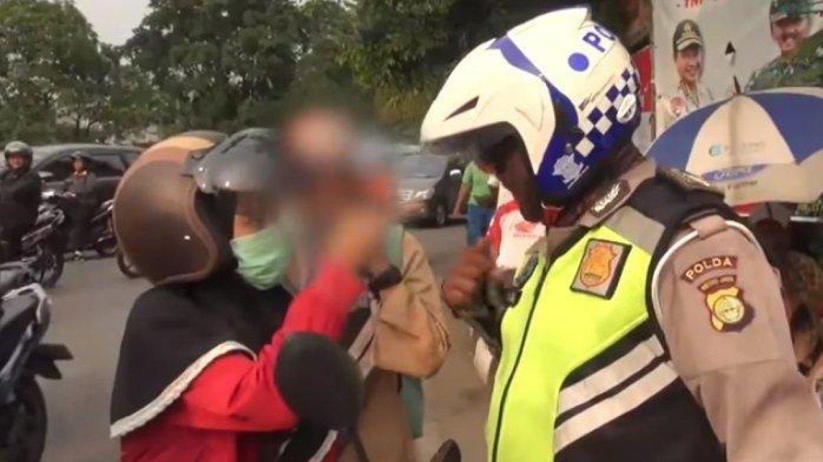 Eamak-emak ngomel sudah sholawatan tapi suaminya masih ditilang