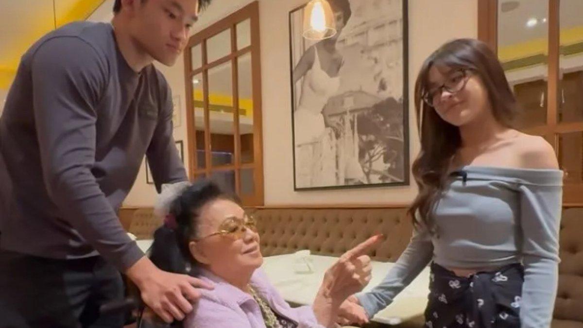 Eca Aura tampak begitu akrab dengan keluarga Azka Corbuzier, termasuk neneknya.