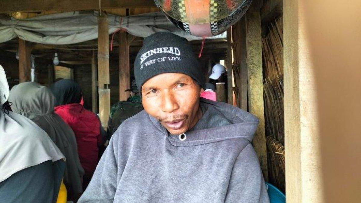 Edi Sutan Marajo yang karib disapa Mak Jo diwawancarai TribunPadang.com di posko pendakian Gunung Marapi Batu Palano Kabupaten Agam Sumatera Barat, Selasa (5/12/2023).