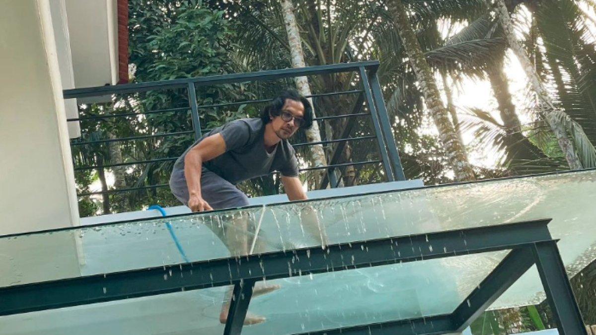 Edward Akbar dijuluki suami idaman