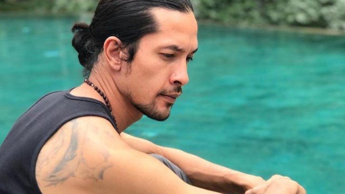 Edward Akbar punya tato.