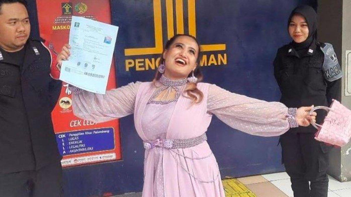 Ekspresi girang Lina Mukherjee usai bebas dari penjara.