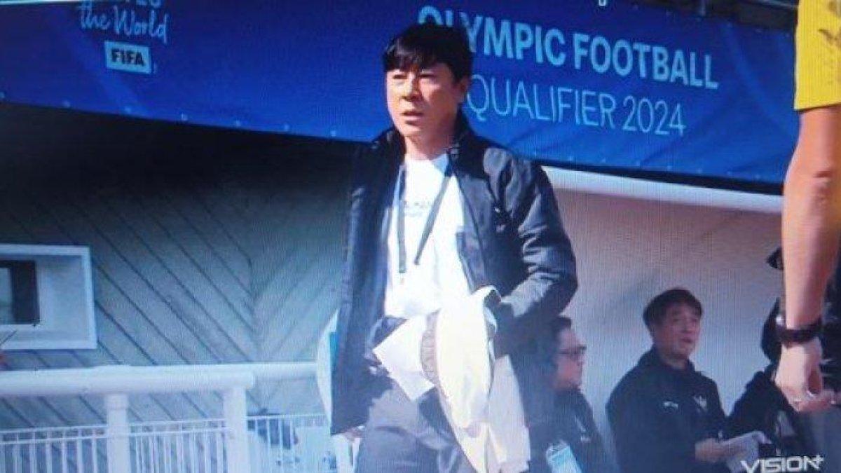 Ekspresi kekesalan Shin Tae-yong seusai mendapat kartu merah dari wasit