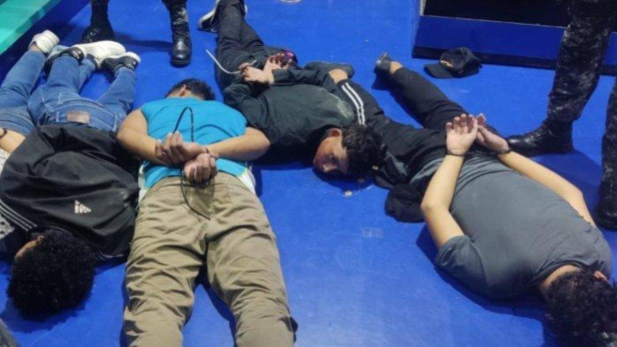 Ekuador semakin kacau, geng bersenjata menggerebek stasiun televisi (TV) nasional, berbuntut 13 orang ditangkap aparat polisi, Selasa (9/1/2024).