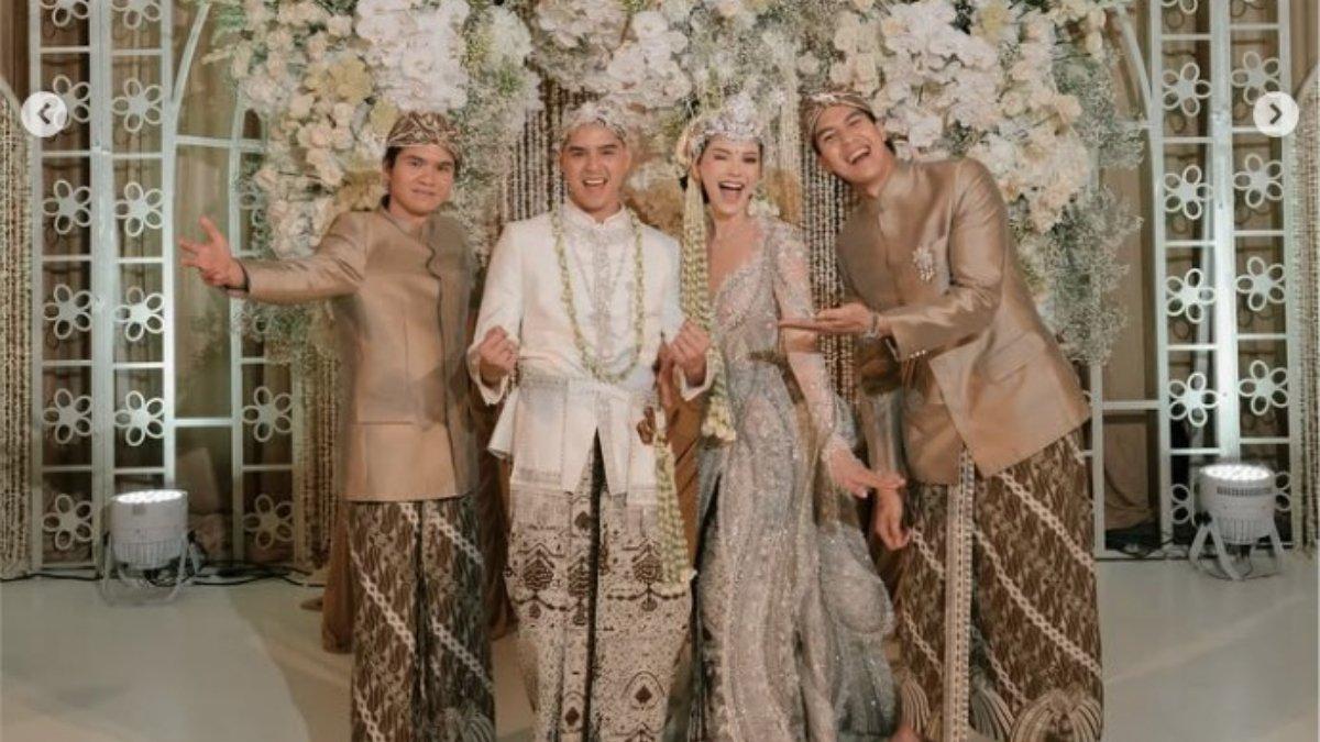TAK IKUTI JEJAK AL GHAZALI - El Rumi dan Dul Jaelani lebih memilih upacara yang sederhana tanpa kemegahan seperti milik sang kakak.