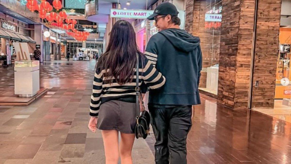 El Rumi unggah foto bareng cewek