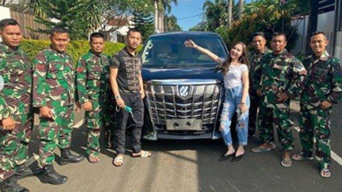 Elina Joerg dapat THR mobil alphard